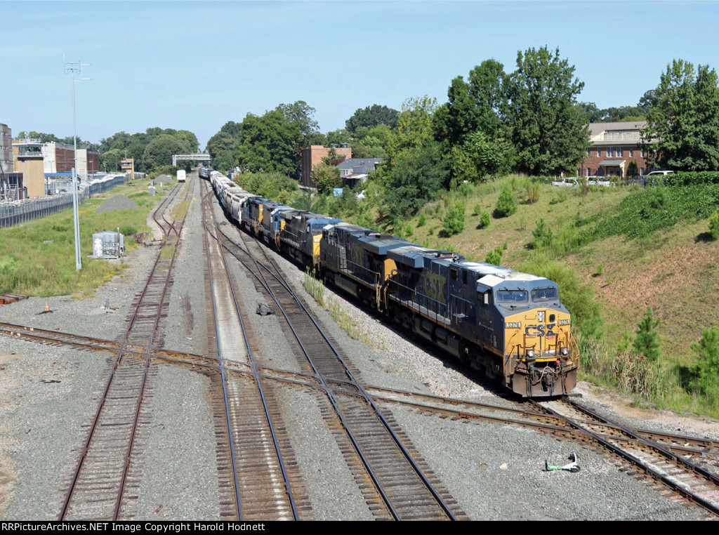 CSX 5376 leads train L620-01 across Boylan Junction